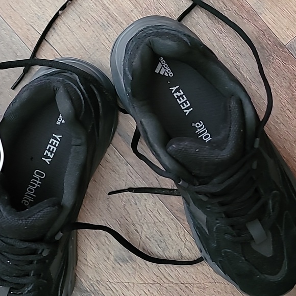 Brand New black Yeezy Boost 700 size 7 1/2 in women - Picture 3 of 5